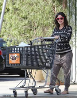 Rachel Bilson feet photo thumbnail