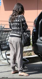 Rachel Bilson feet photo thumbnail