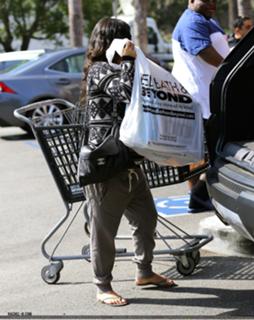 Rachel Bilson feet photo thumbnail