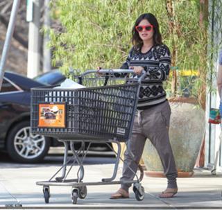 Rachel Bilson feet photo thumbnail