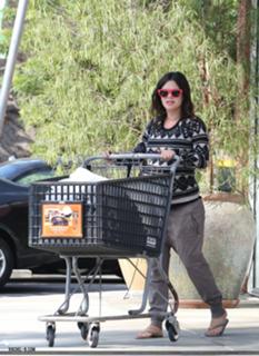 Rachel Bilson feet photo thumbnail