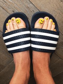 Katy Perry feet photo thumbnail