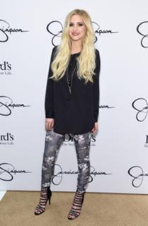 Ashlee Simpson feet photo thumbnail