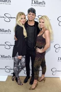 Ashlee Simpson feet photo thumbnail
