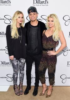 Ashlee Simpson feet photo thumbnail