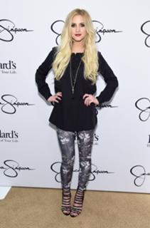 Ashlee Simpson feet photo thumbnail