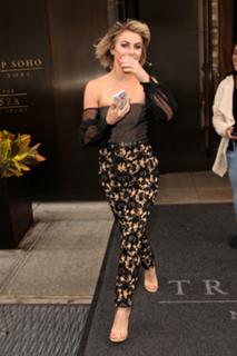 Julianne Hough feet photo thumbnail