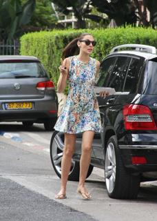 Gal Gadot feet photo thumbnail