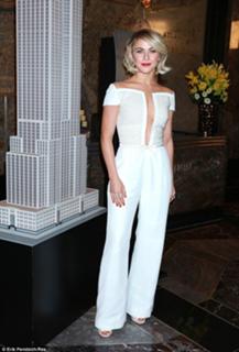 Julianne Hough feet photo thumbnail