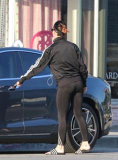 Katy Perry feet photo thumbnail