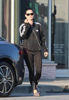 Katy Perry feet photo thumbnail