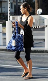 Jessica Alba feet photo thumbnail