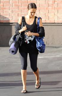 Jessica Alba feet photo thumbnail