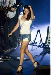 Lana Del Rey feet photo thumbnail