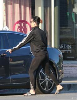 Katy Perry feet photo thumbnail