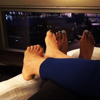 Mindy Kaling feet photo thumbnail