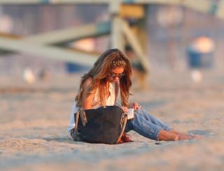 Sarah Hyland feet photo thumbnail