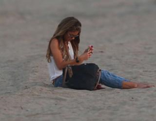 Sarah Hyland feet photo thumbnail