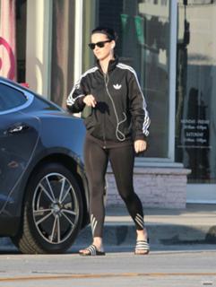 Katy Perry feet photo thumbnail