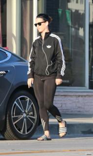 Katy Perry feet photo thumbnail