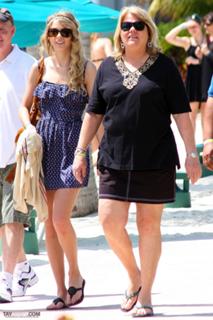 Taylor Swift feet photo thumbnail