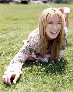 Hilary Duff feet photo thumbnail