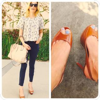 Elizabeth Banks feet photo thumbnail