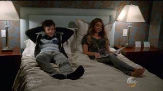 Sarah Hyland feet photo thumbnail