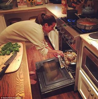 Lea Michele feet photo thumbnail