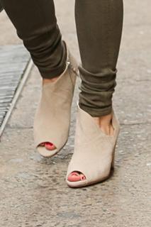 Ashley Greene feet photo thumbnail