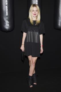 Dakota Fanning feet photo thumbnail