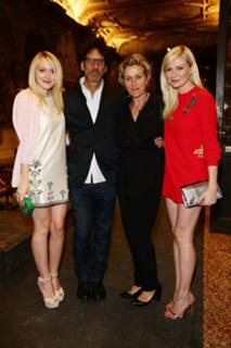 Dakota Fanning feet photo thumbnail