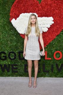 Gigi Hadid feet photo thumbnail