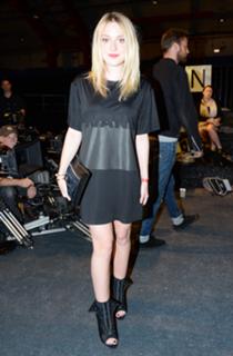 Dakota Fanning feet photo thumbnail