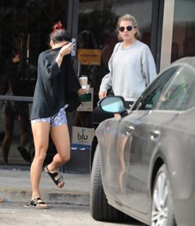 Vanessa Hudgens feet photo thumbnail