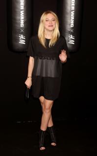 Dakota Fanning feet photo thumbnail