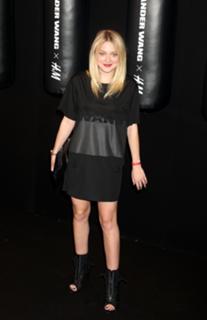 Dakota Fanning feet photo thumbnail