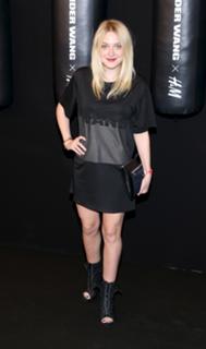 Dakota Fanning feet photo thumbnail