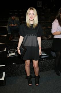 Dakota Fanning feet photo thumbnail