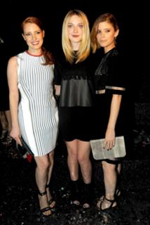 Dakota Fanning feet photo thumbnail