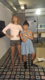 Taylor Swift feet photo thumbnail