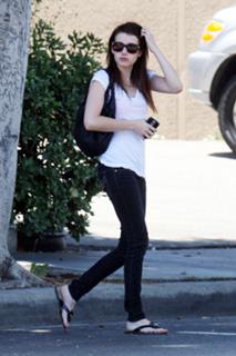Emma Roberts feet photo thumbnail