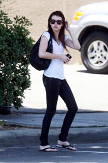 Emma Roberts feet photo thumbnail
