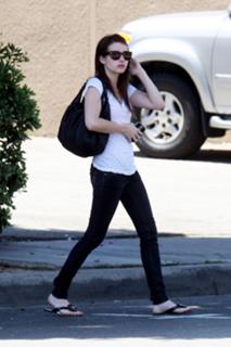 Emma Roberts feet photo thumbnail