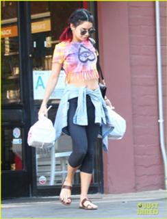 Vanessa Hudgens feet photo thumbnail