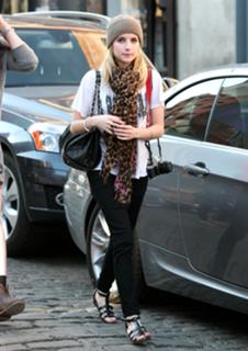 Emma Roberts feet photo thumbnail