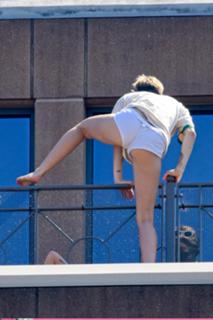 Miley Cyrus feet photo thumbnail