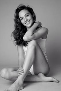 Gal Gadot feet photo thumbnail