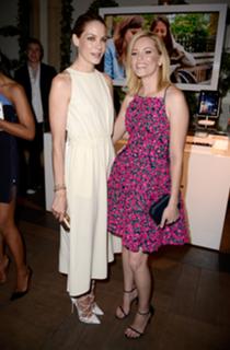 Elizabeth Banks feet photo thumbnail