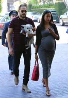 Zoe Saldana feet photo thumbnail